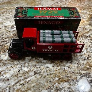 Texaco 1925 Kenworth stake bank die cast